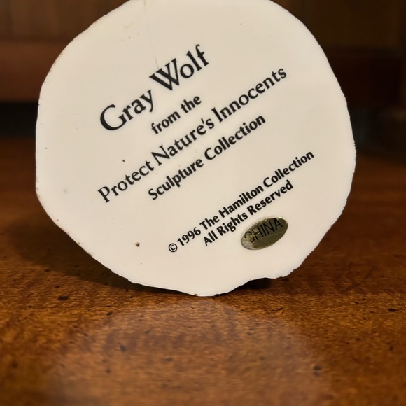 Vintage Gray Wolf from the Protect Nature’s Innocents Sculpture Collection - Picture 6 of 6